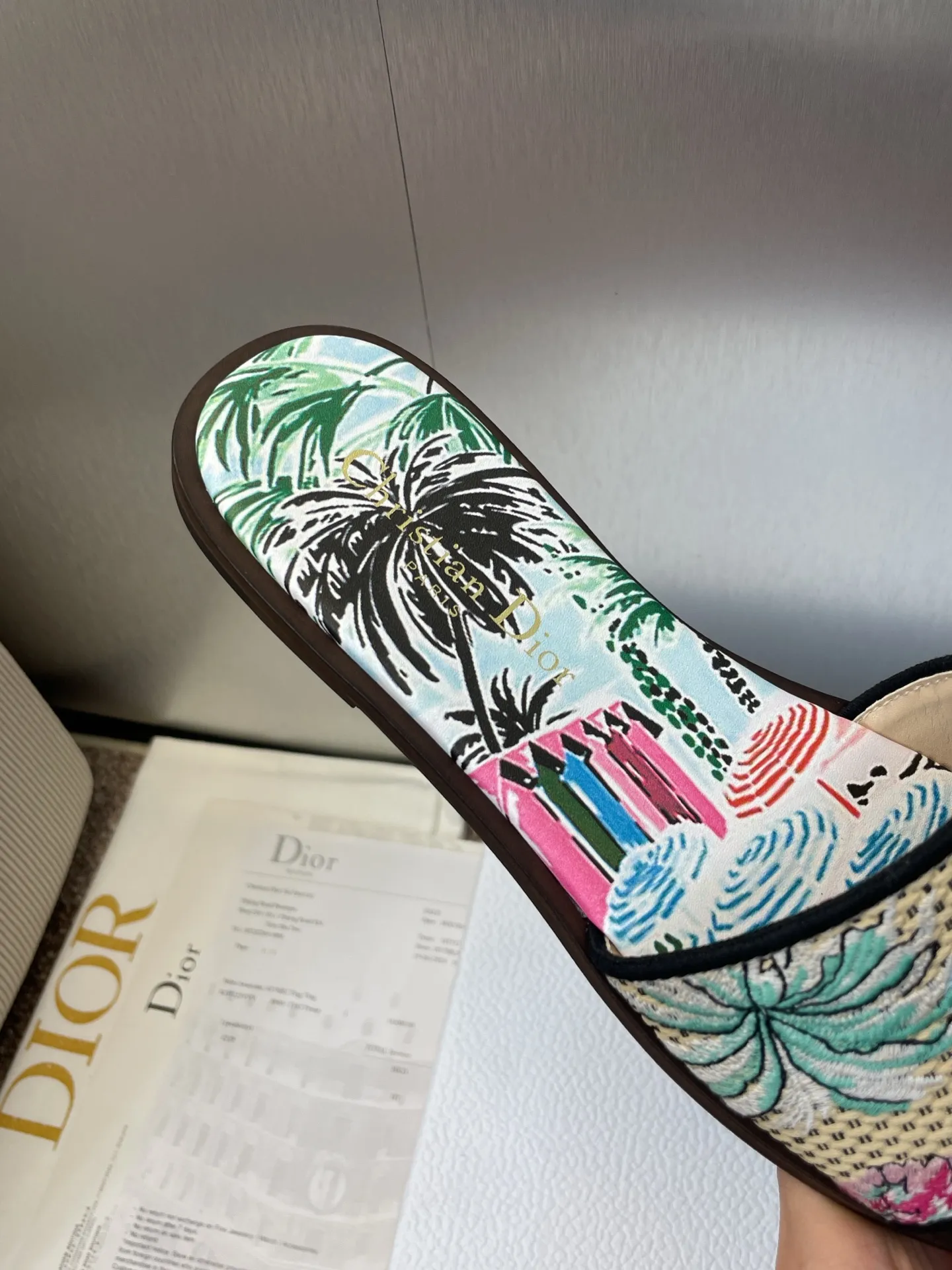 👟👟Ex-factory price 500👟👟 Dior 2025 spring and summer new style DWAY flat flip flops jelly color women's shoes CD letter logo three-dimensional embroidery round toe open toe color block sandals Material: upper imported raffia electric embroidery high temperature water-soluble cotton technical fabric + water-dyed sheepskin lining + Italian thickened leather outsole size: 34-42 (34.40.41.42. Customized, non-refundable and non-exchangeable)